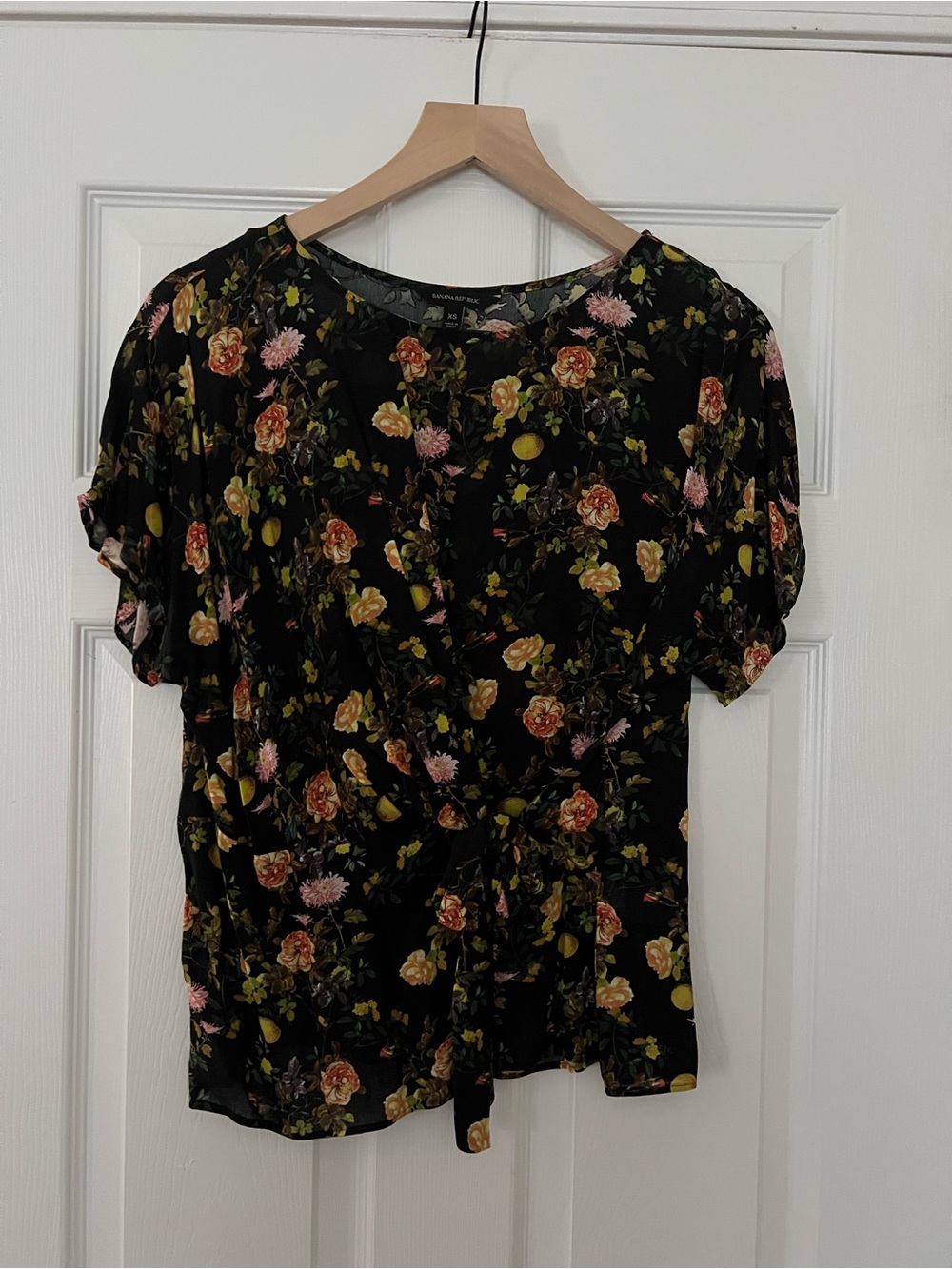 Banana Republic Viscose blend Floral Tie-Front Women's Top in Black